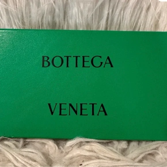 Bottega Veneta Vibrant Green Sunglasses 55mm worn once display picture 3